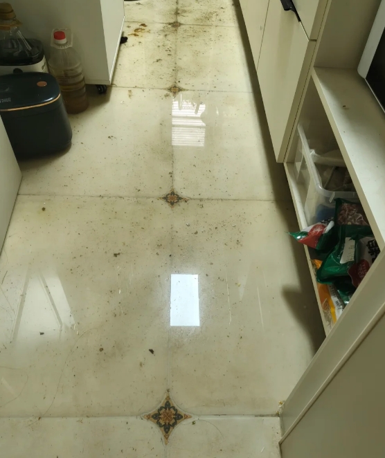 黄石一楼管道返水.jpg